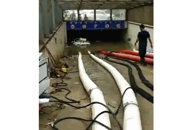 二環(huán)支路沙口路，山東消防兩臺，我們?nèi)_潛水泵同時運行，一切正常了